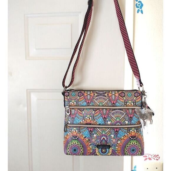 New! SAKROOTS Artist Circle Double Zipper Crossbody Bag With Llama Keychain - Picture 4 of 7